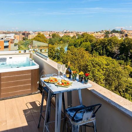 Penthouse With A Panoramic Rooftop In Trastevere With Seasonally Jacuzzi Рим Экстерьер фото