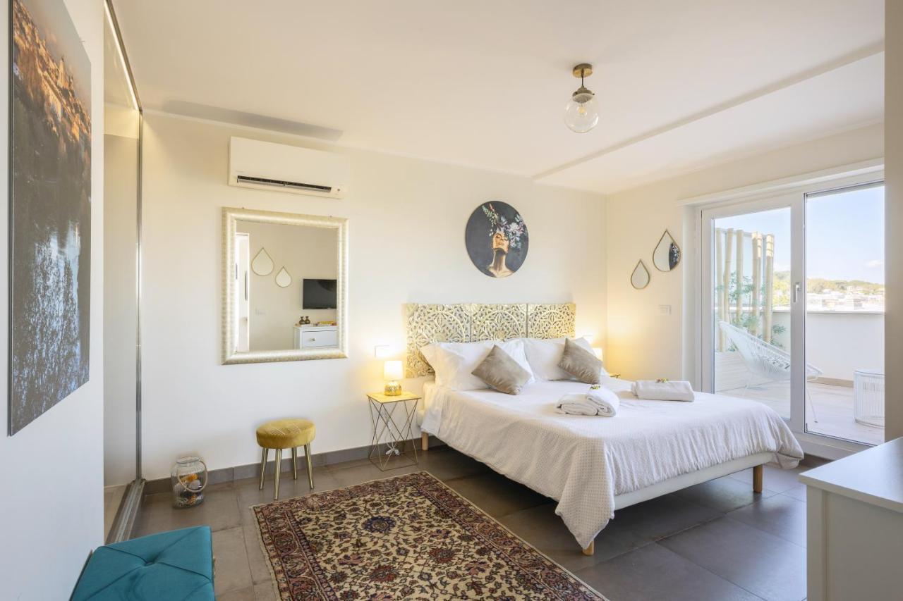 Penthouse With A Panoramic Rooftop In Trastevere With Seasonally Jacuzzi Рим Экстерьер фото