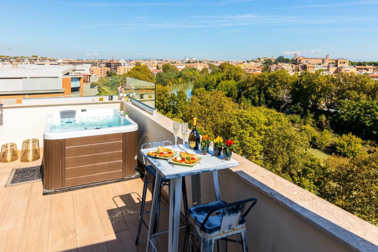 Penthouse With A Panoramic Rooftop In Trastevere With Seasonally Jacuzzi Рим Экстерьер фото