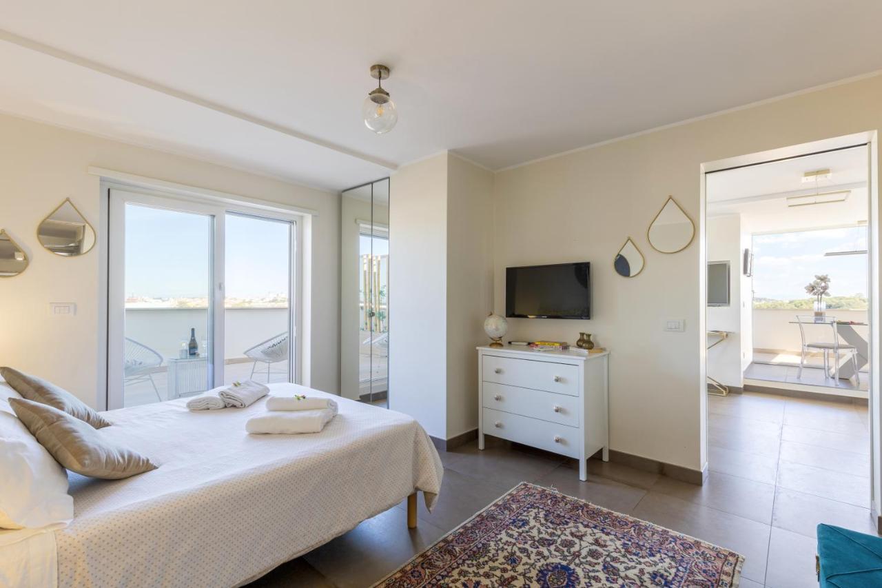 Penthouse With A Panoramic Rooftop In Trastevere With Seasonally Jacuzzi Рим Экстерьер фото