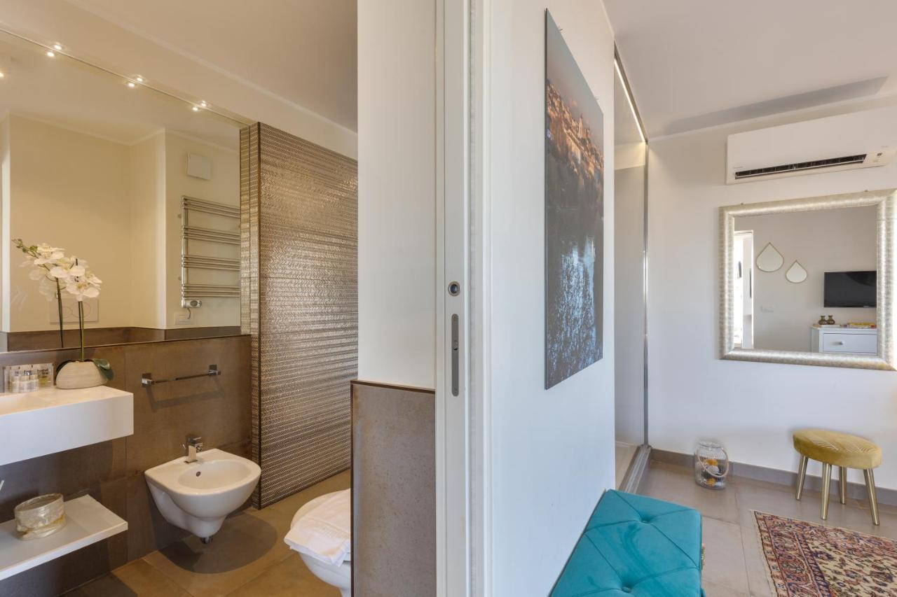 Penthouse With A Panoramic Rooftop In Trastevere With Seasonally Jacuzzi Рим Экстерьер фото
