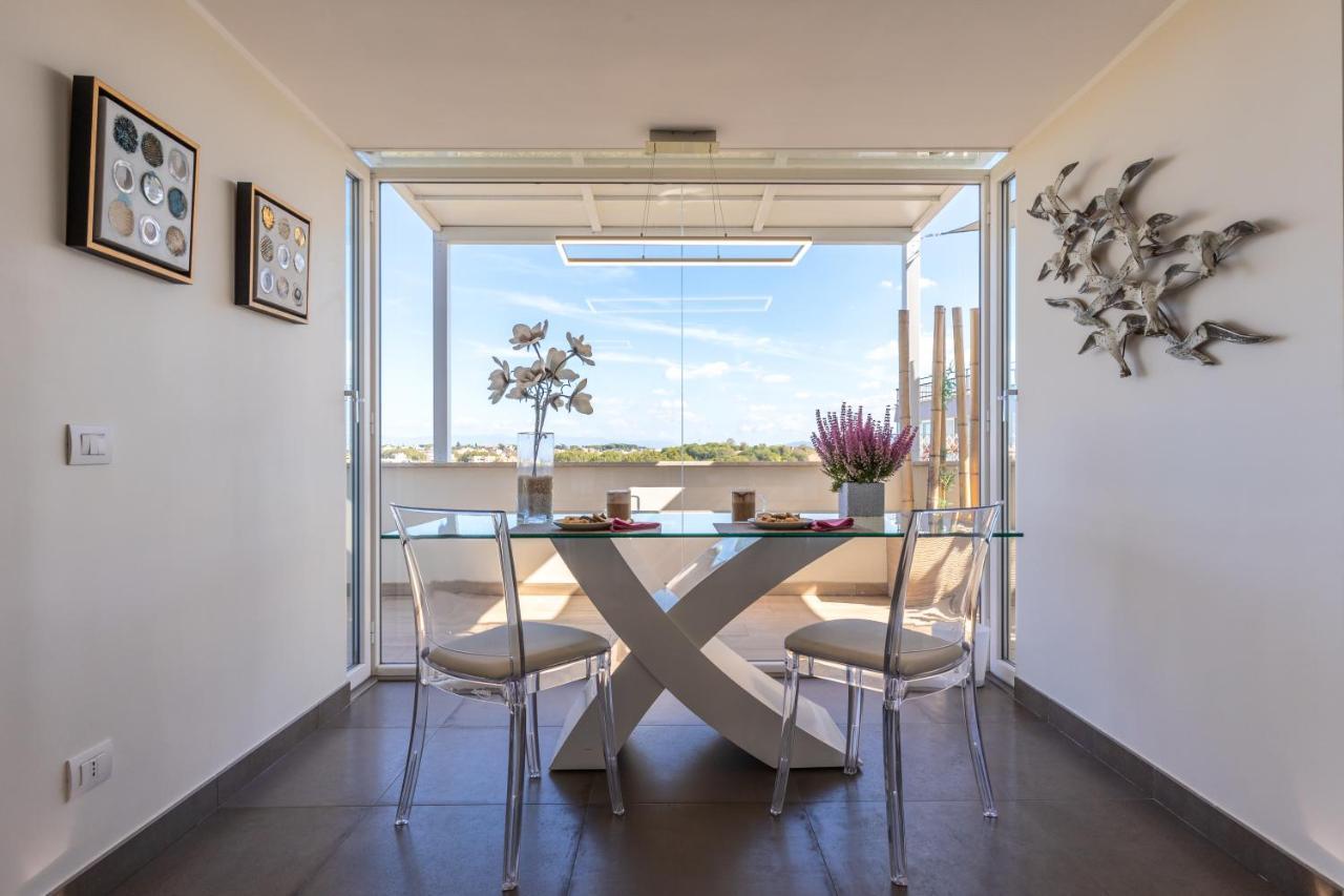 Penthouse With A Panoramic Rooftop In Trastevere With Seasonally Jacuzzi Рим Экстерьер фото