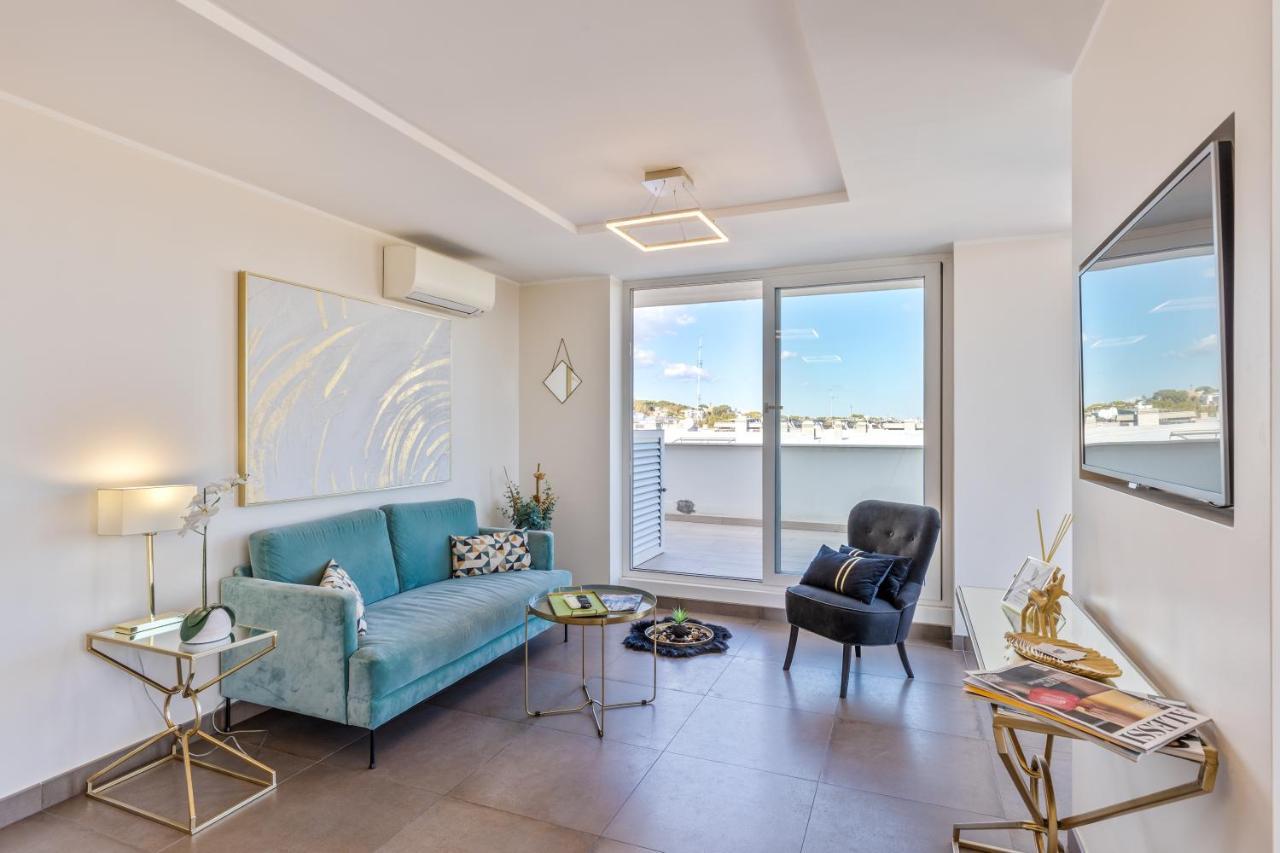 Penthouse With A Panoramic Rooftop In Trastevere With Seasonally Jacuzzi Рим Экстерьер фото