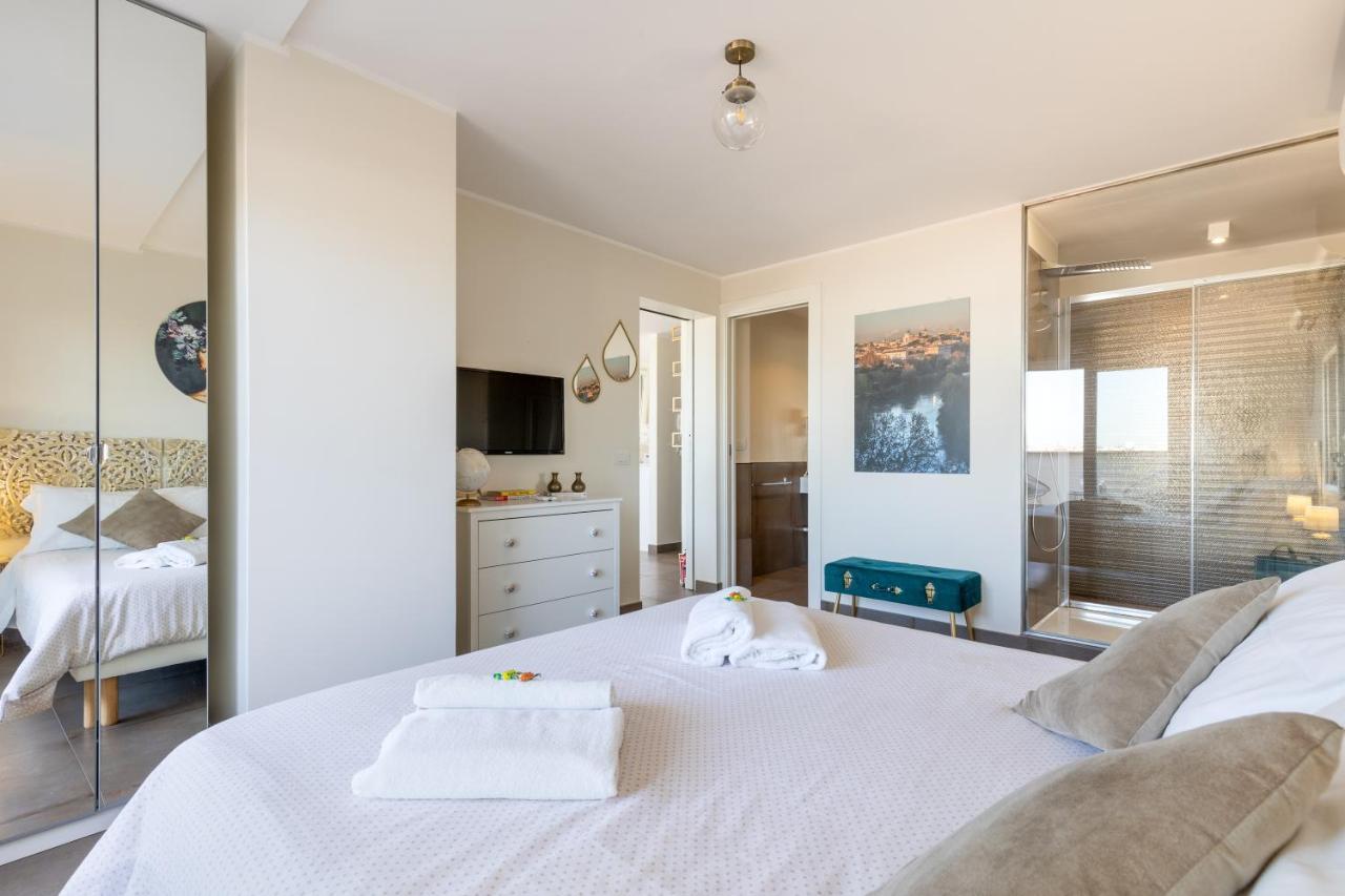 Penthouse With A Panoramic Rooftop In Trastevere With Seasonally Jacuzzi Рим Экстерьер фото