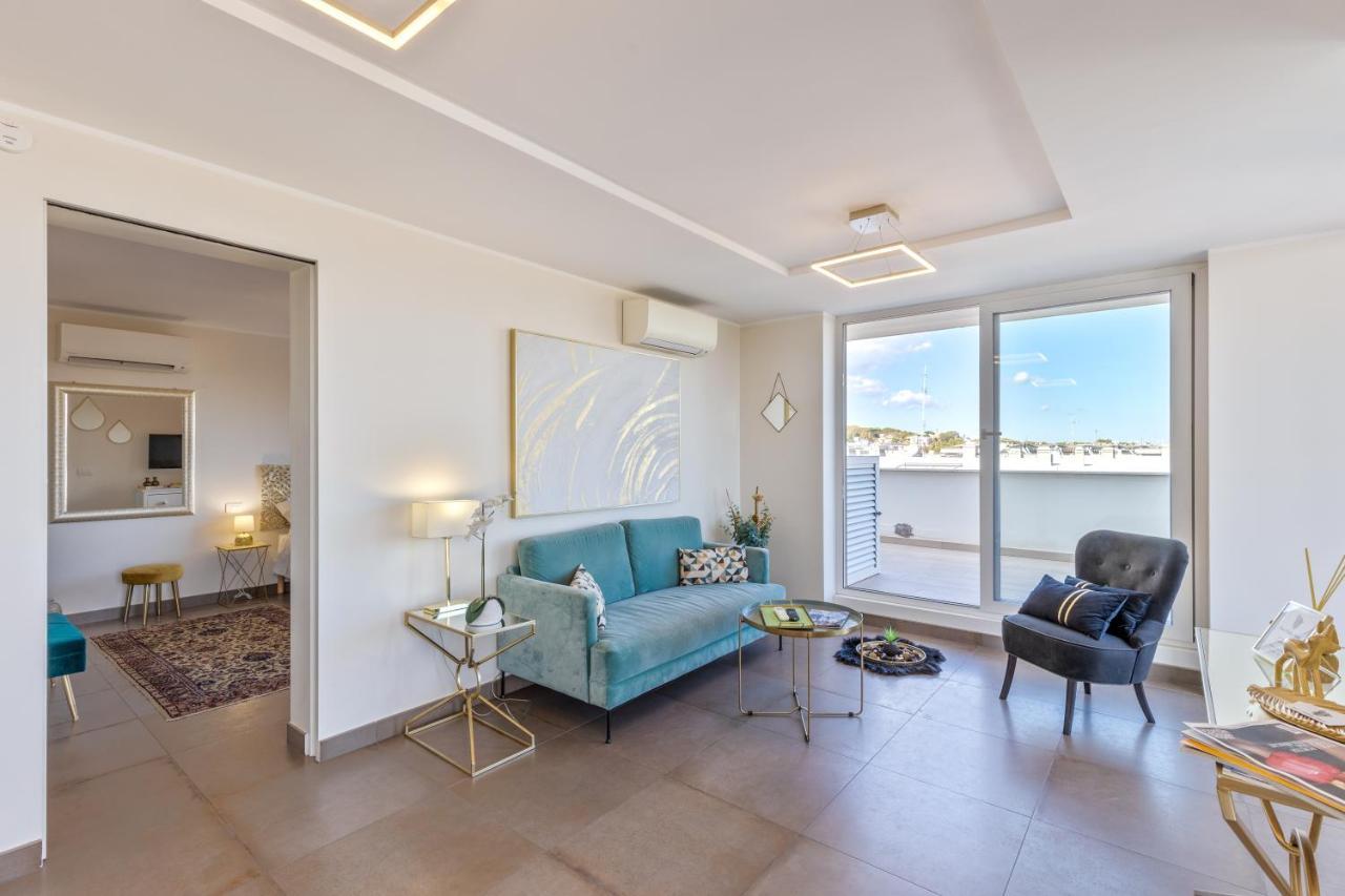 Penthouse With A Panoramic Rooftop In Trastevere With Seasonally Jacuzzi Рим Экстерьер фото