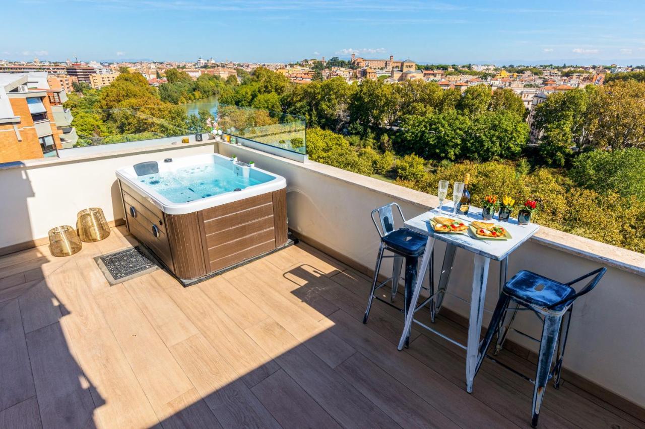 Penthouse With A Panoramic Rooftop In Trastevere With Seasonally Jacuzzi Рим Экстерьер фото