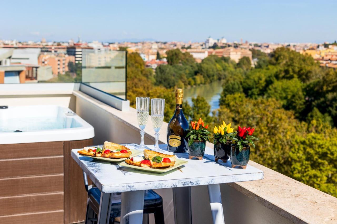 Penthouse With A Panoramic Rooftop In Trastevere With Seasonally Jacuzzi Рим Экстерьер фото