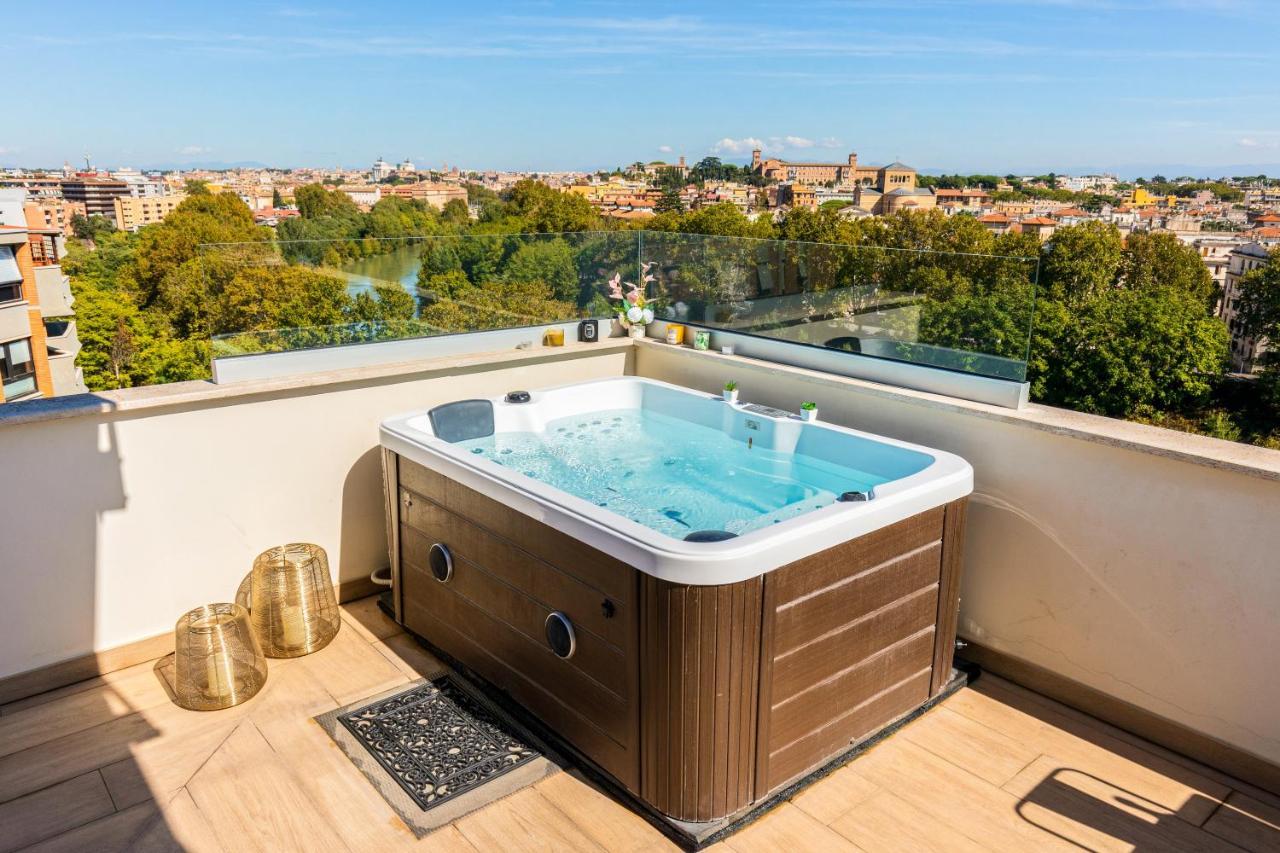 Penthouse With A Panoramic Rooftop In Trastevere With Seasonally Jacuzzi Рим Экстерьер фото